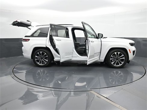 Used 2024 Jeep Grand Cherokee Overland w/ Trailer Tow Package image 39