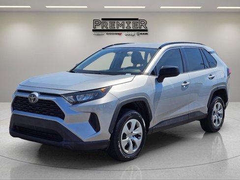 Used 2019 Toyota RAV4 LE image 1