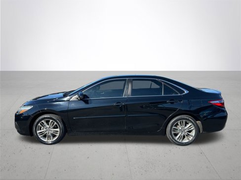 Used 2017 Toyota Camry SE image 10