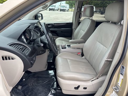 Used 2011 Chrysler Town & Country Touring-L image 12