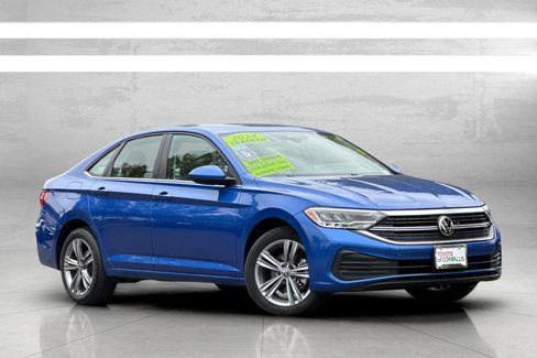 Used 2024 Volkswagen Jetta SE image 2