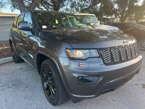 Used 2020 Jeep Grand Cherokee Altitude image 3