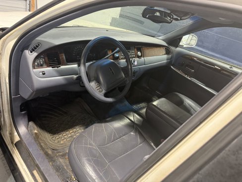 Used 1999 Lincoln Town Car Signature image 6