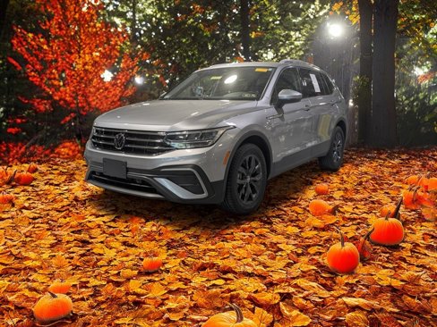 Used 2022 Volkswagen Tiguan SE image 1