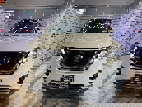 Used 2019 Nissan Pathfinder SV image 2