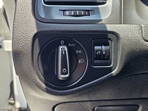 Used 2019 Volkswagen e-Golf SE w/ Driver Assistance Package image 29