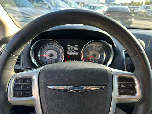 Used 2014 Chrysler Town & Country Touring-L w/ Driver Convenience Group image 23