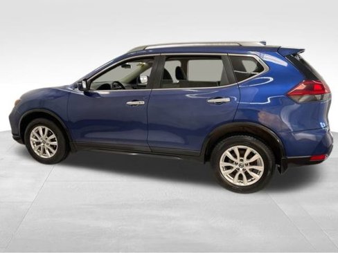 Used 2018 Nissan Rogue SV image 2