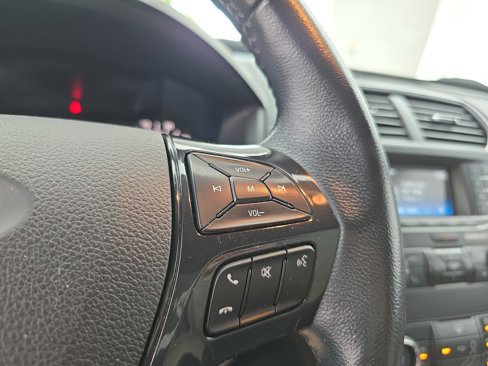 Used 2018 Ford Explorer XLT image 18