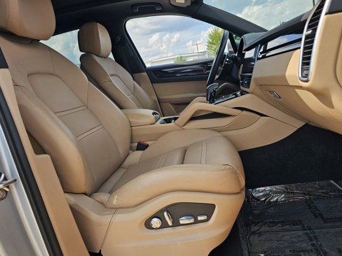 Certified 2019 Porsche Cayenne w/ Premium Package image 38