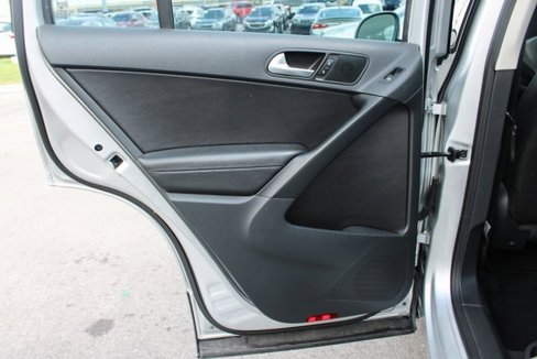 Used 2017 Volkswagen Tiguan S image 32