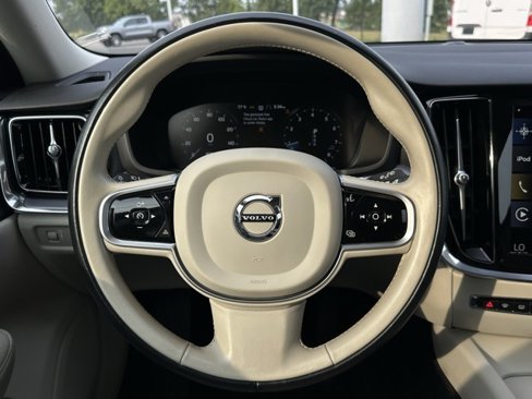 Used 2020 Volvo V60 T5 Cross Country image 11