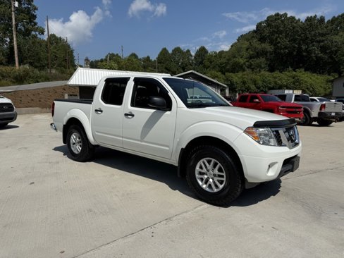 Used 2019 Nissan Frontier SV image 2