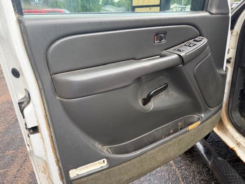 Used 2004 Chevrolet Silverado 2500 LS w/ Snow Plow Prep Package image 12