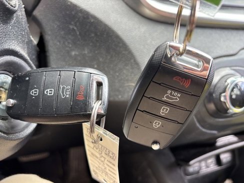 Used 2020 Kia Sorento LX image 11