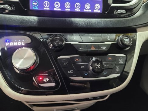 Used 2018 Chrysler Pacifica Touring-L w/ Premium Audio Group image 35