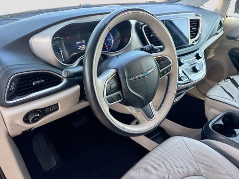 Used 2017 Chrysler Pacifica Platinum image 9