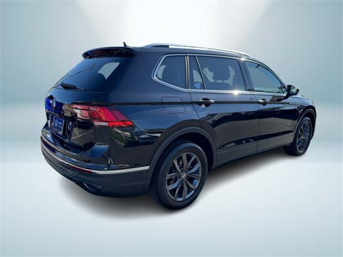 Certified 2022 Volkswagen Tiguan SE w/ Panoramic Sunroof Package image 6