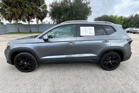 Certified 2025 Volkswagen Taos SE w/ Black Wheel Package image 8