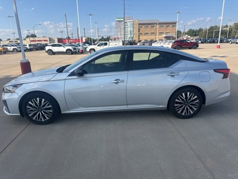 Used 2024 Nissan Altima 2.5 SV image 2