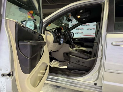 Used 2017 Dodge Grand Caravan SXT image 24