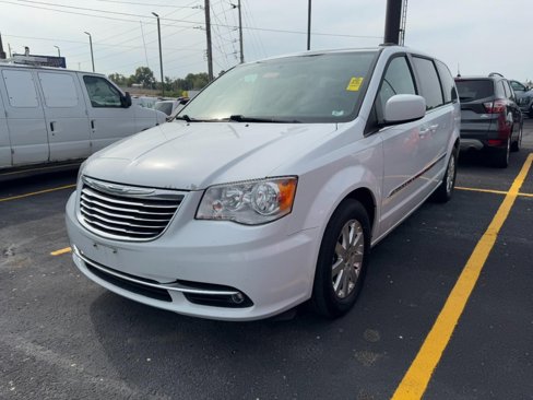 Used 2016 Chrysler Town & Country Touring image 2