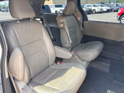 Used 2016 Toyota Sienna L image 12