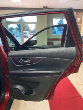Used 2016 Nissan Rogue SV image 12