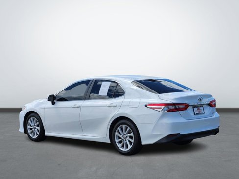 Used 2018 Toyota Camry LE image 3