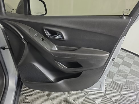 Used 2019 Chevrolet Trax LT w/ LT Convenience Package image 34