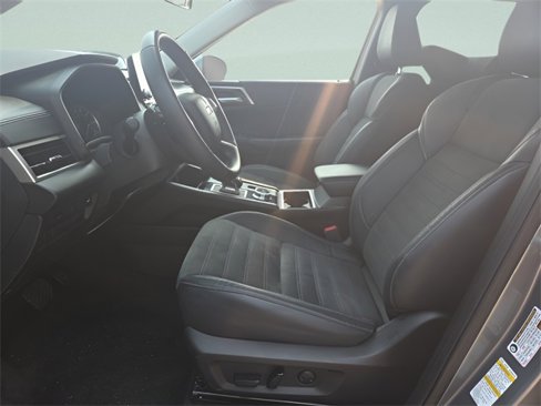Used 2023 Mitsubishi Outlander SE image 12