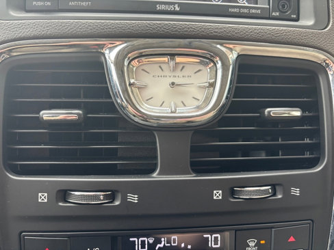 Used 2015 Chrysler Town & Country Touring-L image 23