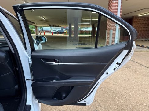 Used 2018 Toyota Camry SE w/ Moonroof Package image 13