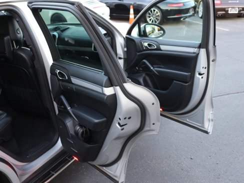 Used 2013 Porsche Cayenne Turbo image 49