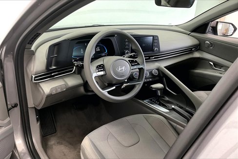 Certified 2025 Hyundai Elantra SE image 13