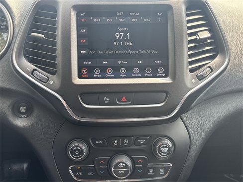 Used 2020 Jeep Cherokee Trailhawk w/ Cold Weather Group image 17