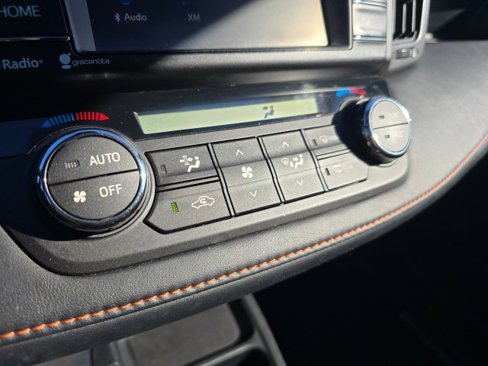 Used 2017 Toyota RAV4 SE image 37