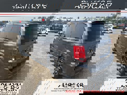 Used 2017 Dodge Grand Caravan SE image 4