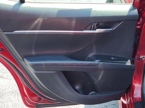 Used 2020 Toyota Camry LE image 21
