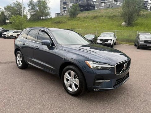 Used 2022 Volvo XC60 B5 Momentum image 1
