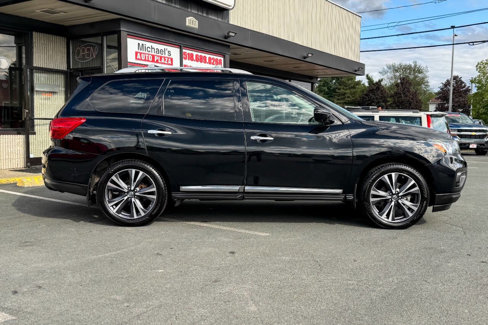 Used 2017 Nissan Pathfinder Platinum image 3