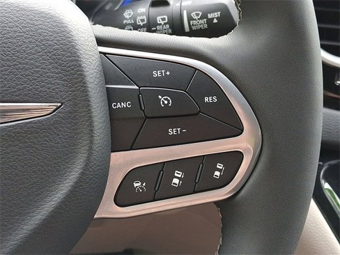 Used 2023 Chrysler Pacifica Touring-L image 18