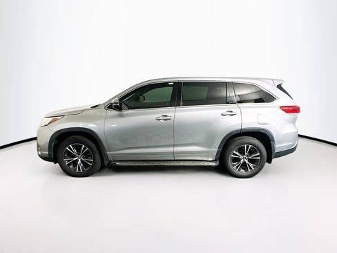 Used 2017 Toyota Highlander LE image 4