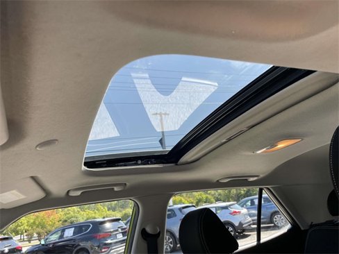 Used 2022 Hyundai Venue SEL image 16