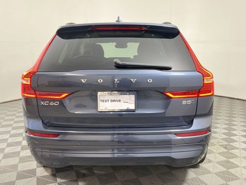 Used 2023 Volvo XC60 B5 Core image 9