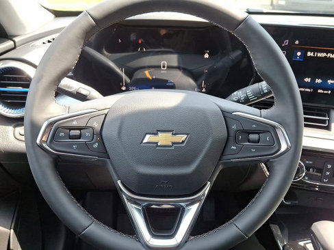 New 2025 Chevrolet Trax LT w/ Sunroof Package image 17
