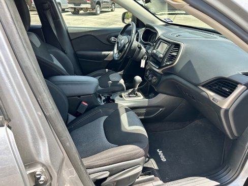Used 2018 Jeep Cherokee Latitude w/ Altitude Package image 12
