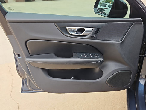 Used 2025 Volvo S60 B5 Core image 12
