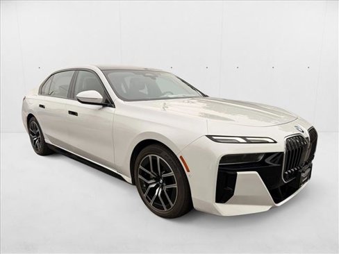 Used 2024 BMW 740i image 9