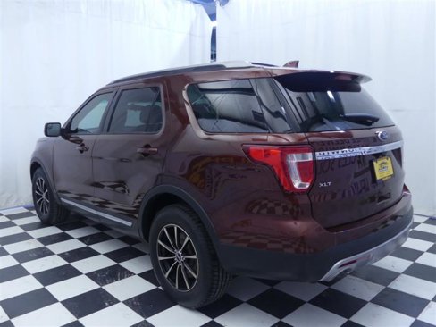 Used 2016 Ford Explorer XLT image 2